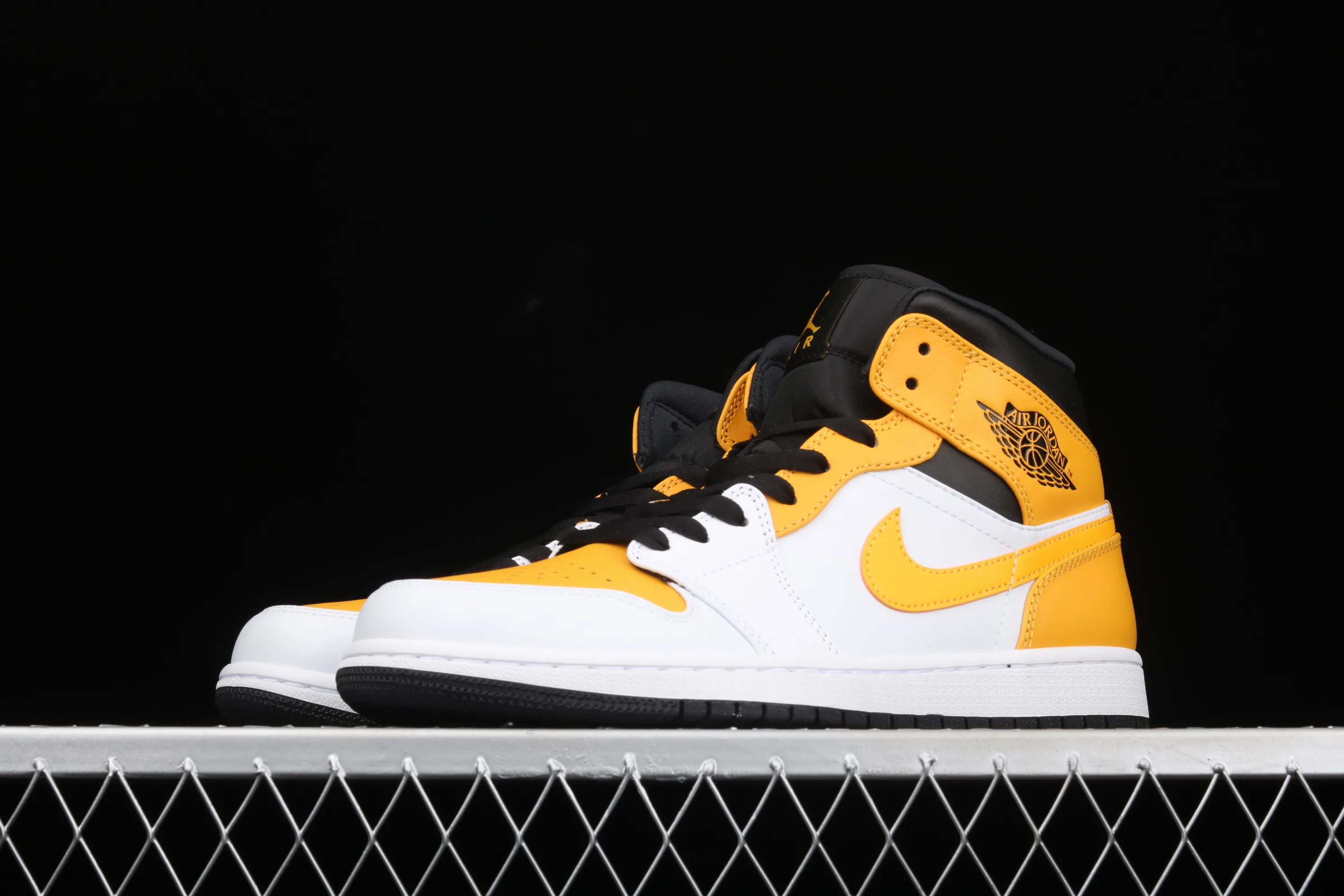 All categories Air Jordan Jordan series basketball shoes Air Jordan 1 Mid G version pure original Air Jordan 1 Mid AJ1 Joe 1 white and yellow Zhongbang basketball shoes 554724-170